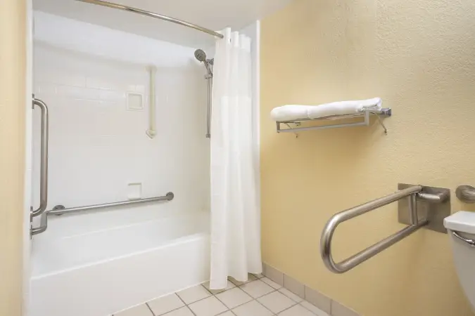 Image for room QSDA - obivero_qsda_queenstandardview accessible_bathroom